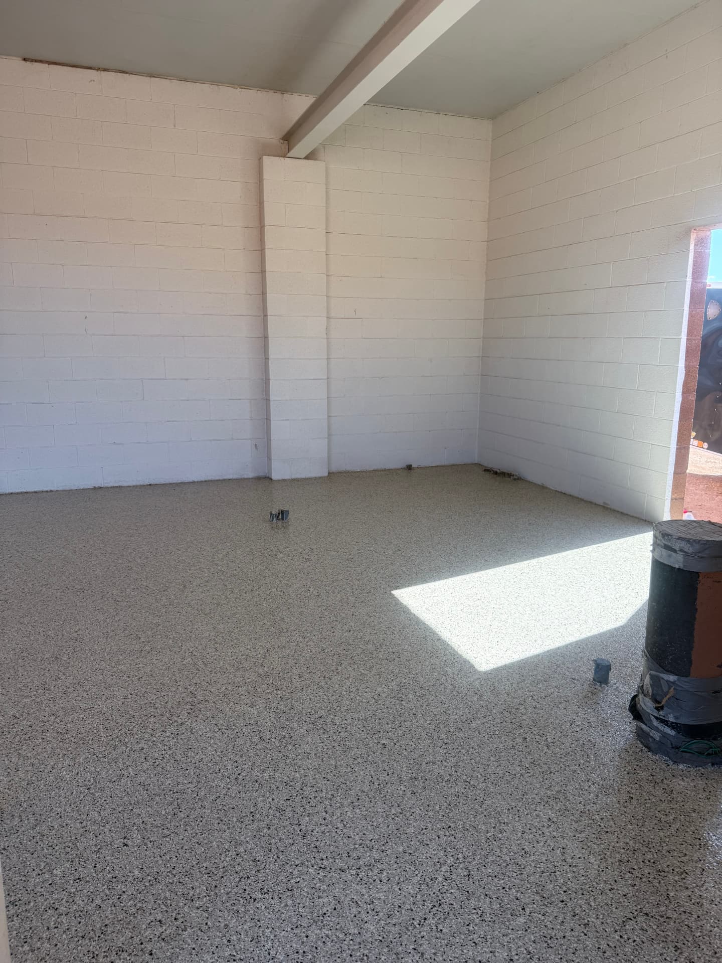 Light flake floor in block building